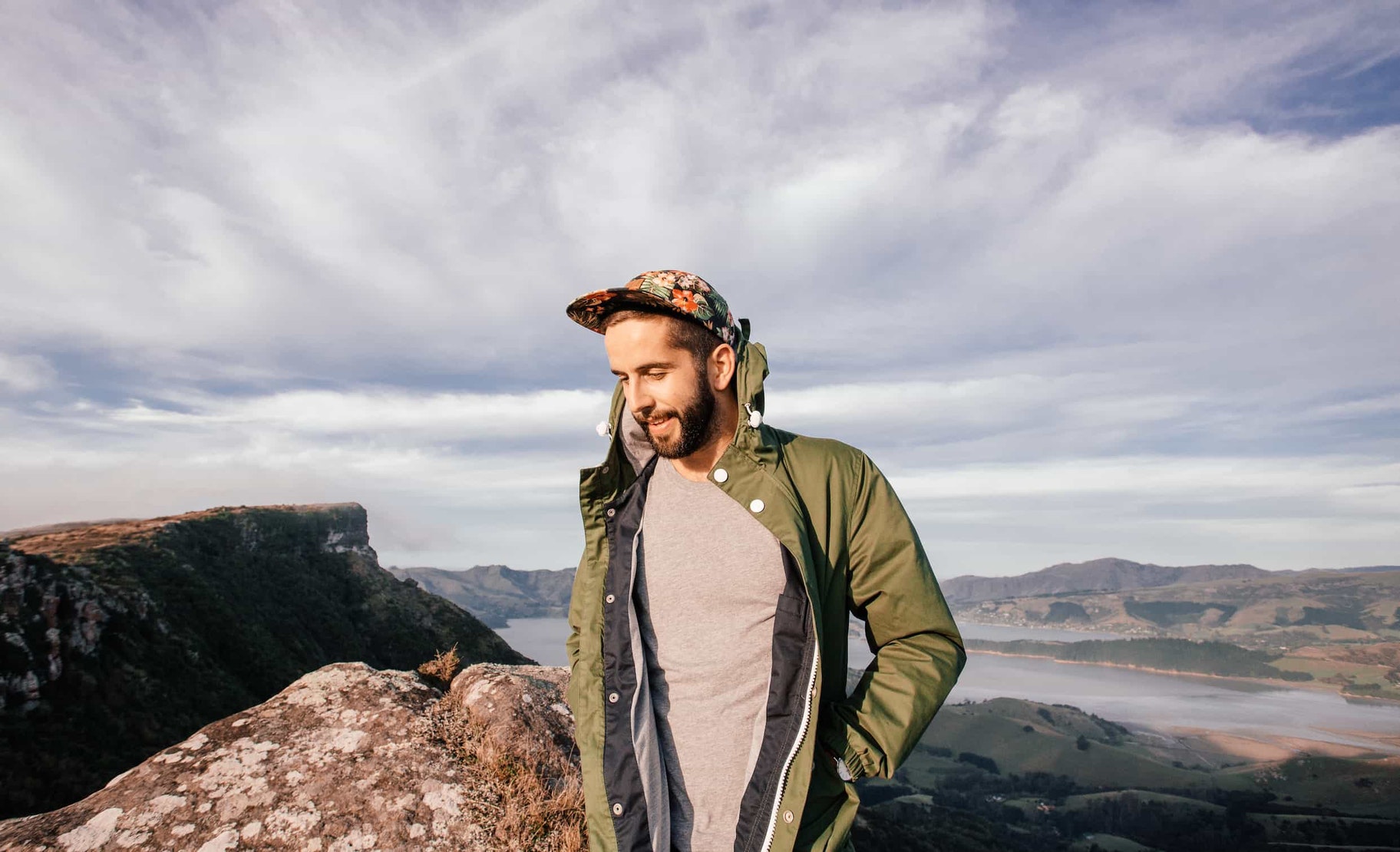 阿德里安·泰勒戴着一顶Offcut毡帽，站在崎岖不平的风景上