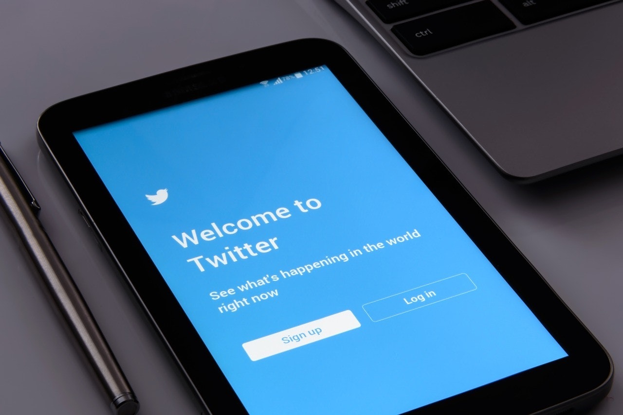 Twitter登录页面显示为您可以在智能手机上使用的社交媒体类型